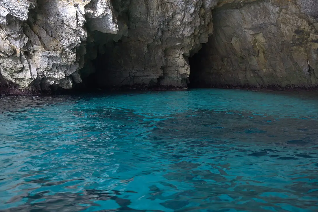 Blue water at the Blue Grotto 02
