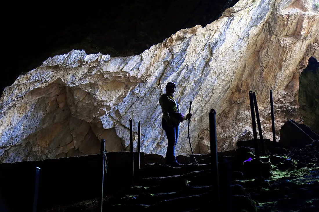 030328-BurnikCave-DAQK4459