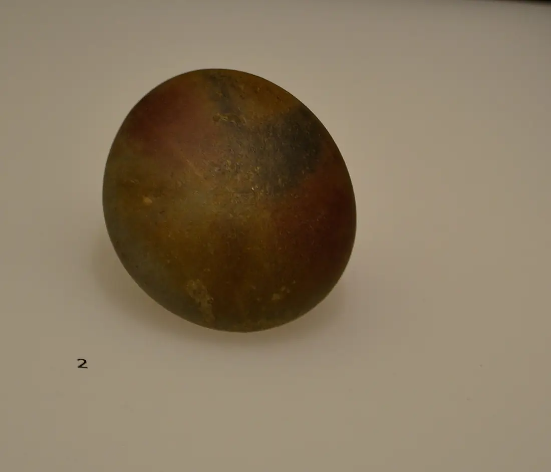 Canto rodado de cuarcita procedente de la Cueva del Valle (Rasines, Cantabria). Aziliense. Museo Arqueológico Nacional de España