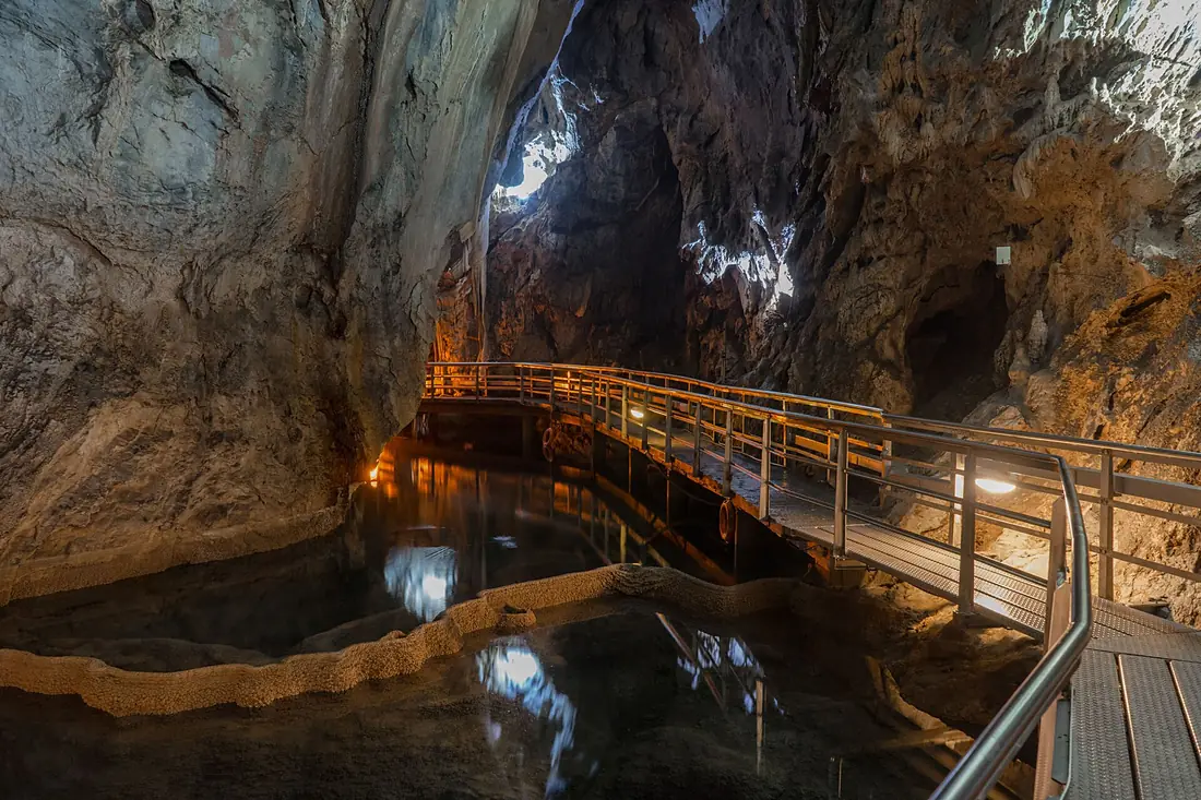 Cave of lakes photo S. Tsakos