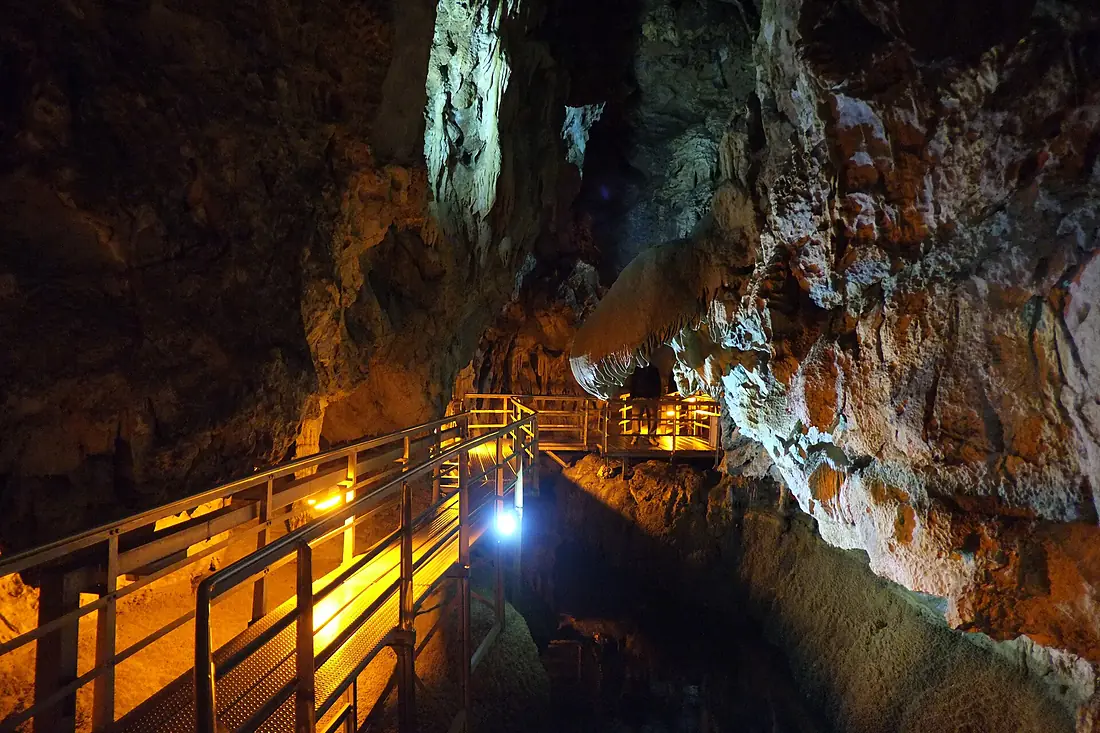 Lake cave (1)