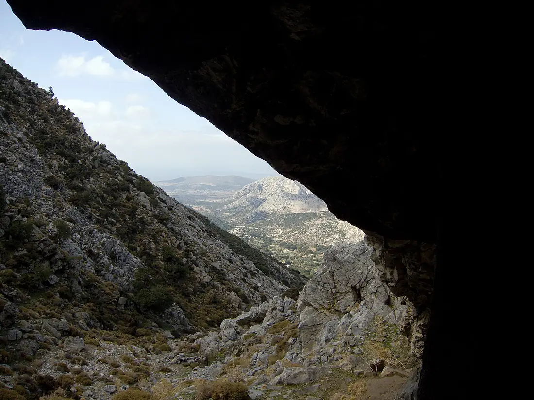 Between source of Arion and Cave of Zas, Naxos, 11H2204