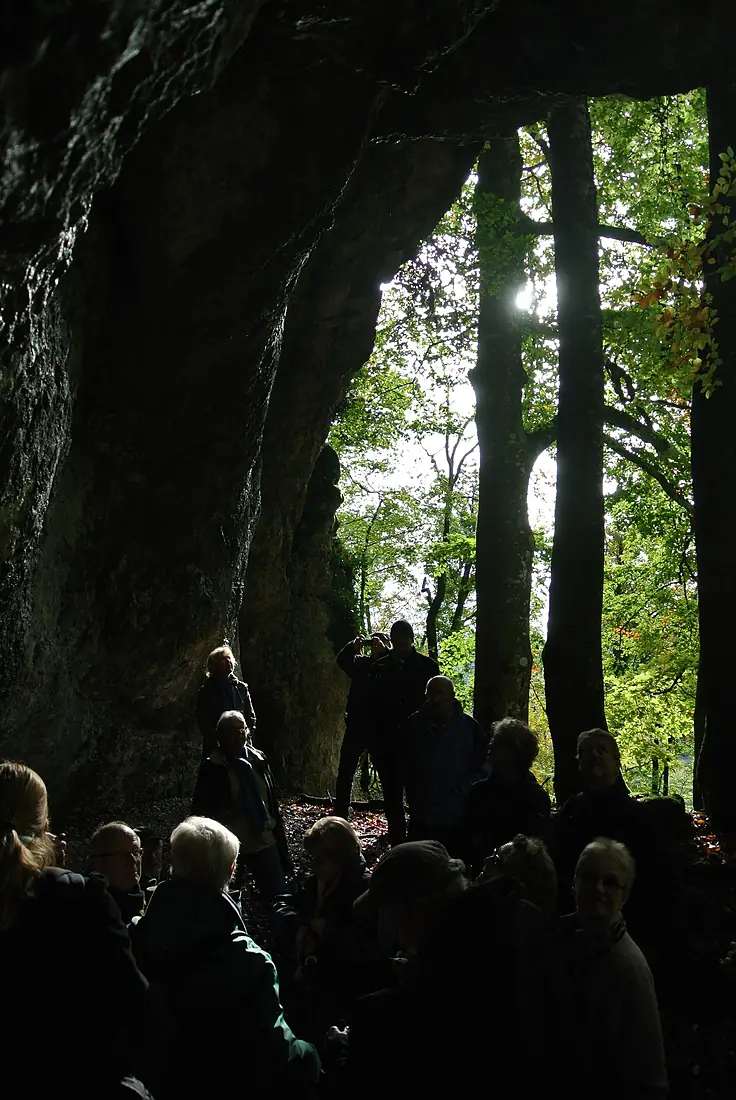 Devant la grotte