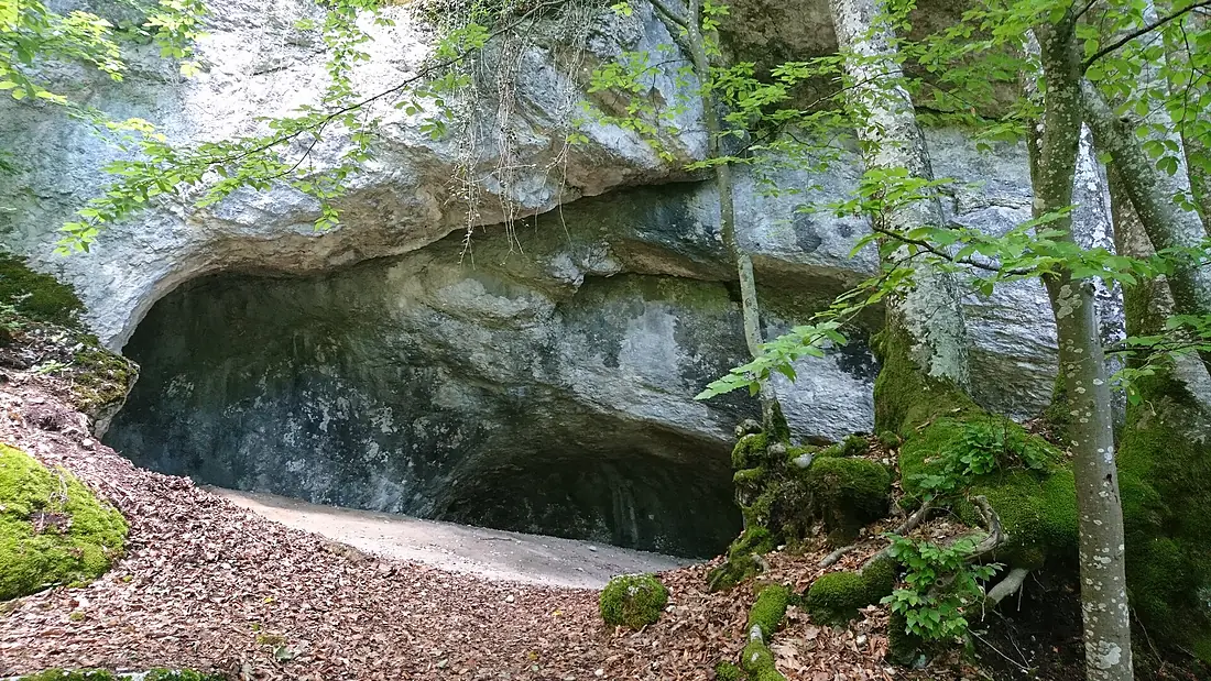 Grotta di Cotencher, esterno