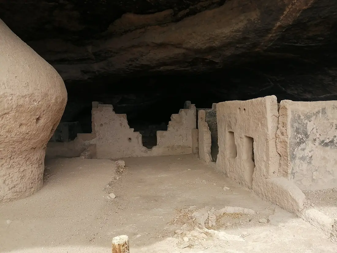 Cueva de la Olla habitaciones y almacén