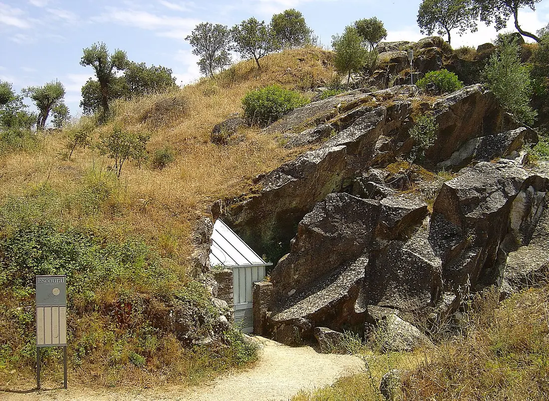 Entrada da Gruta do Escoural - Portugal (237587014)