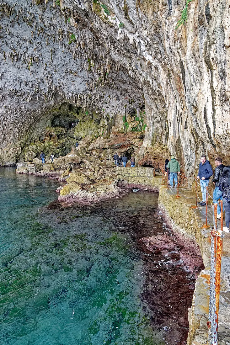 10. 4. 2023 an der Höhle Zinzulusa. 01