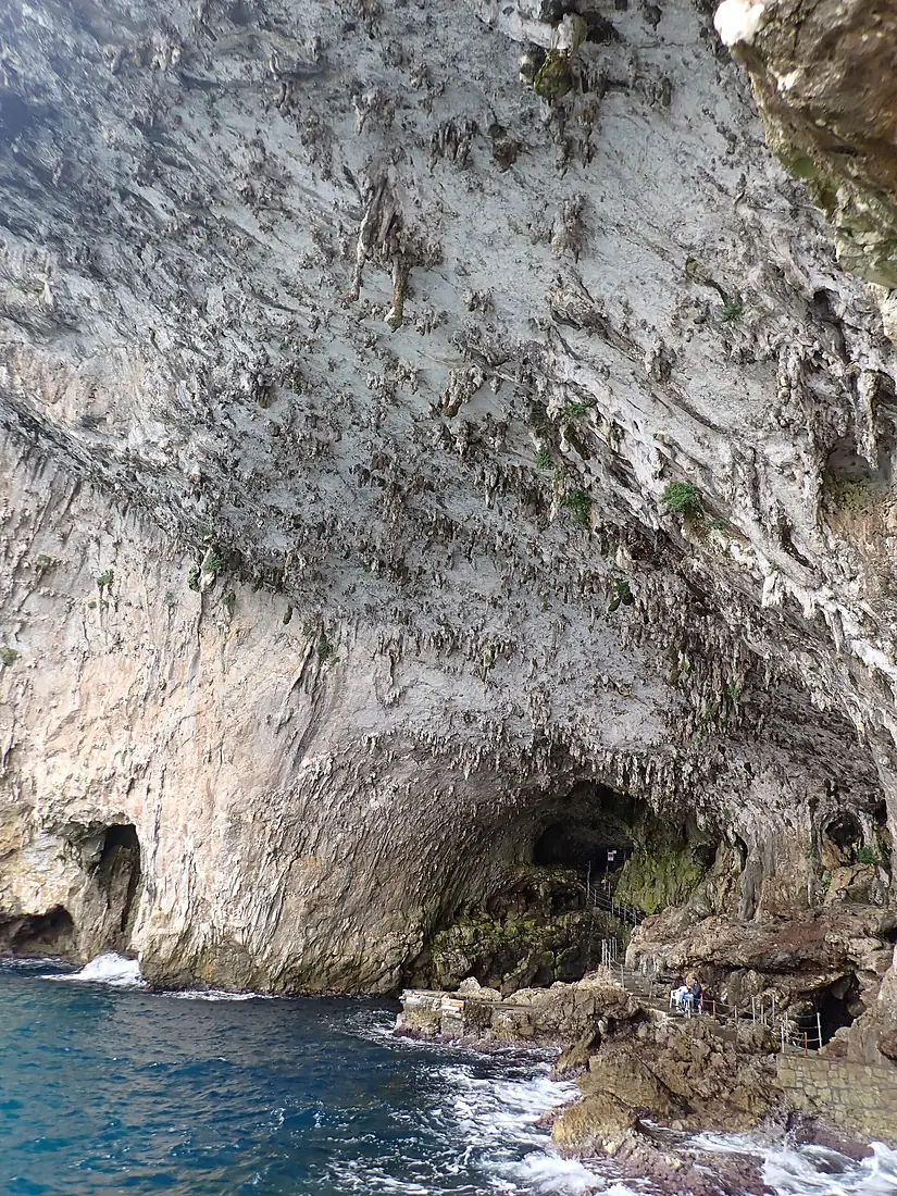 Entrée de la grotte de Zinzulusa 01