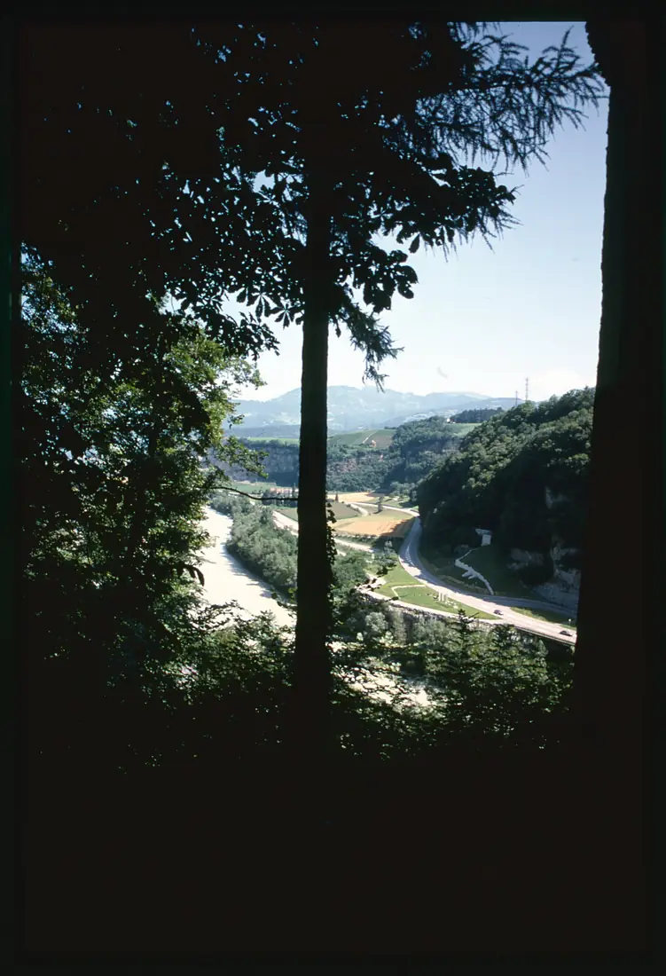 Saint-Maurice. Veduta del sentiero per la Grotte aux Fées