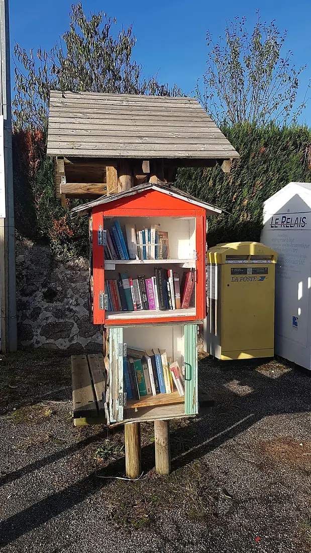 Saint-Estèphe - mairie - boîte à livres