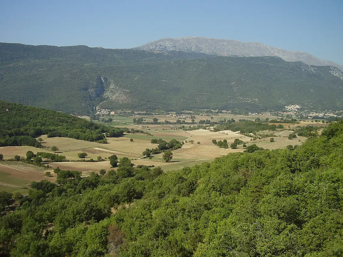 Vista delle Prata e della catena del Sirente dal Santuario di San Rocco