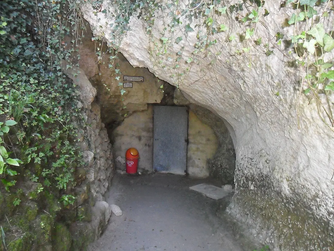 Les Grottes Pétrifiantes second grotto entrance
