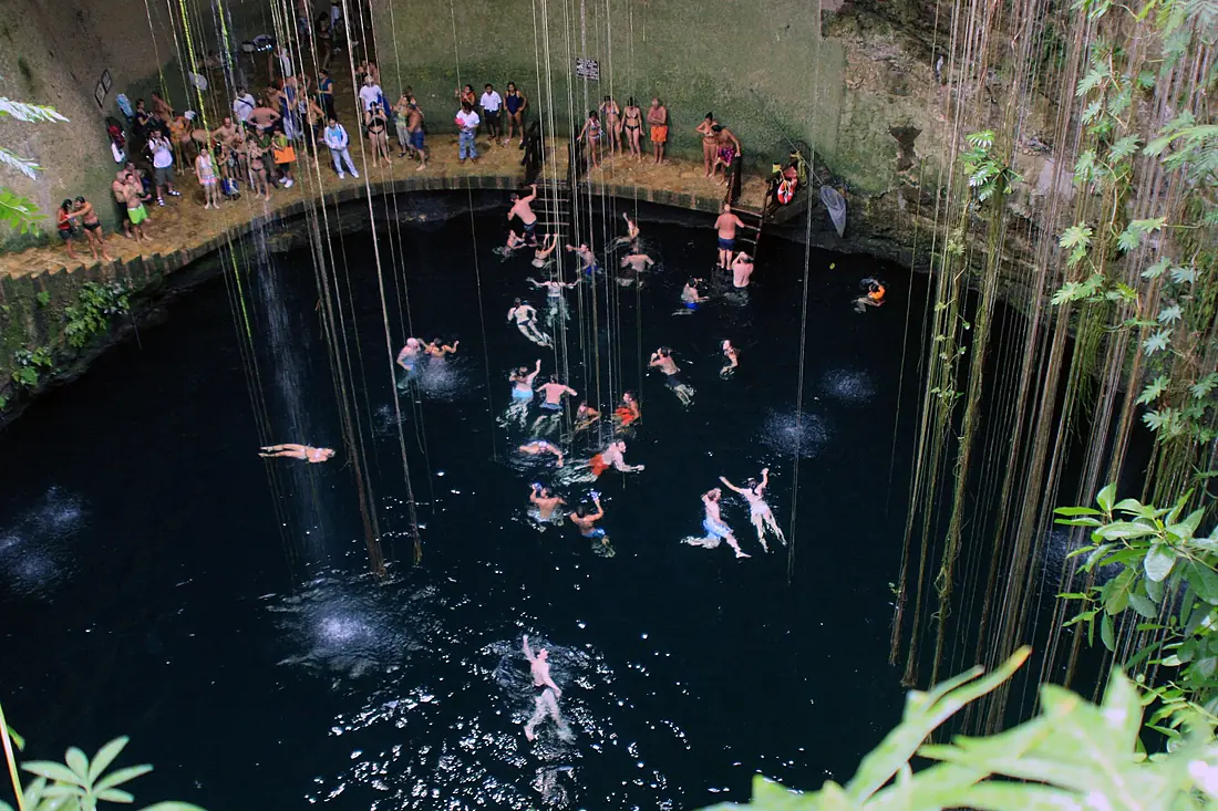 2009 Cenote Ik-Kil - México - panoramio