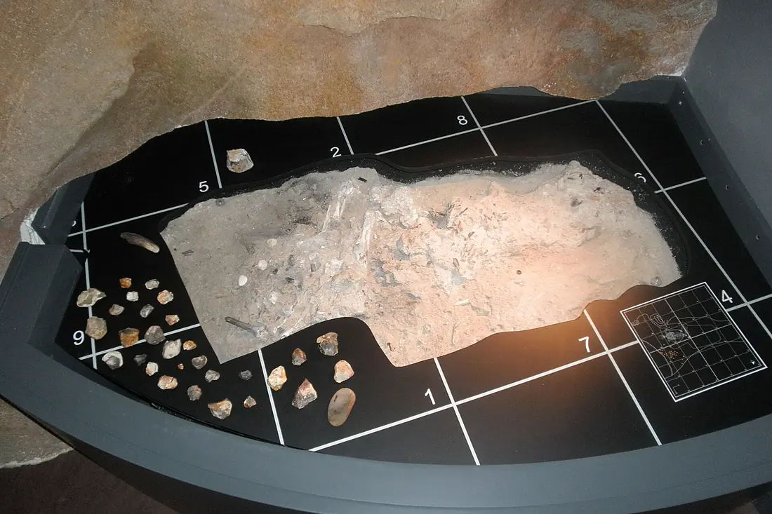 Sepultura mesolítica de la cueva de 'El Truchiro', en Ribamontán al Monte