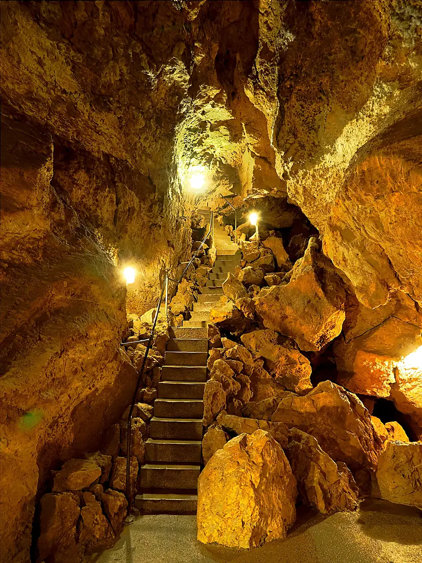 Treppe Laichinger Tiefenhöhle HDR