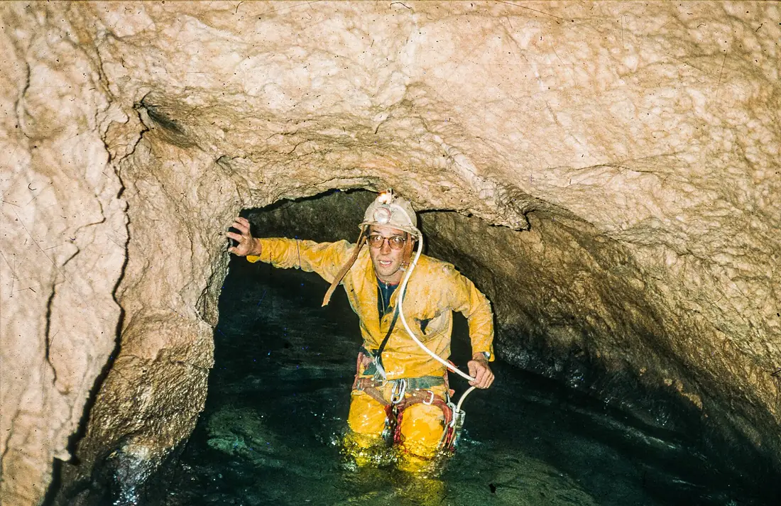 1983-ete-LHFage anouIfflis autoportrait à -950 dans la rivière Emria (4°C)