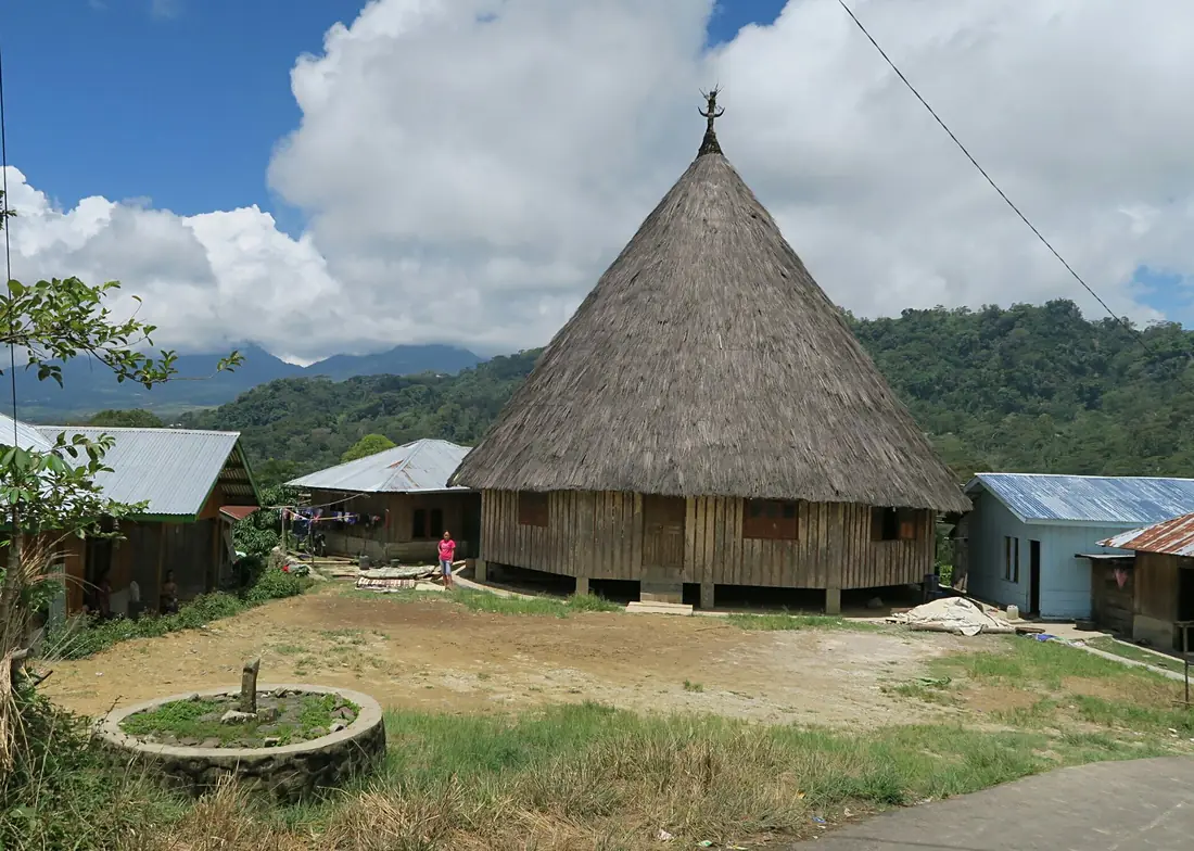 20160328113859 - Crazy-looking house near the Liang Bua hobbit cave (26025627541)