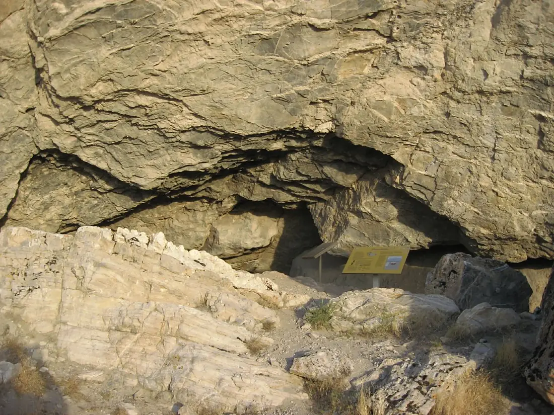 Entrance to Lovelock Cave, Near Lovelock, Nevada (529142604)