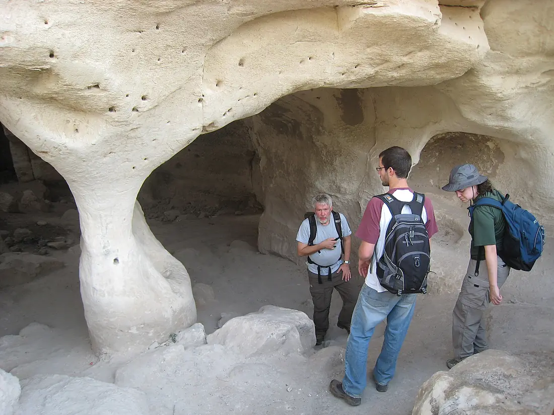 Entering a cave (3091438217)
