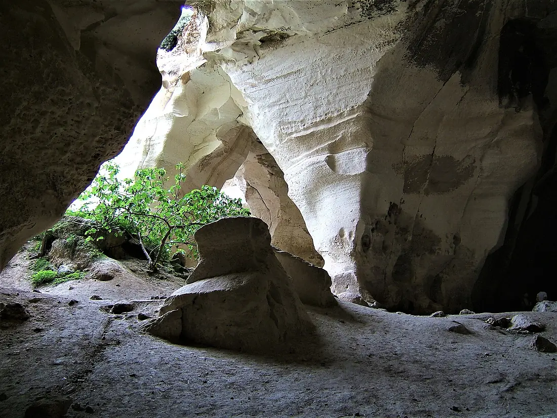 Luzit cave light shadow