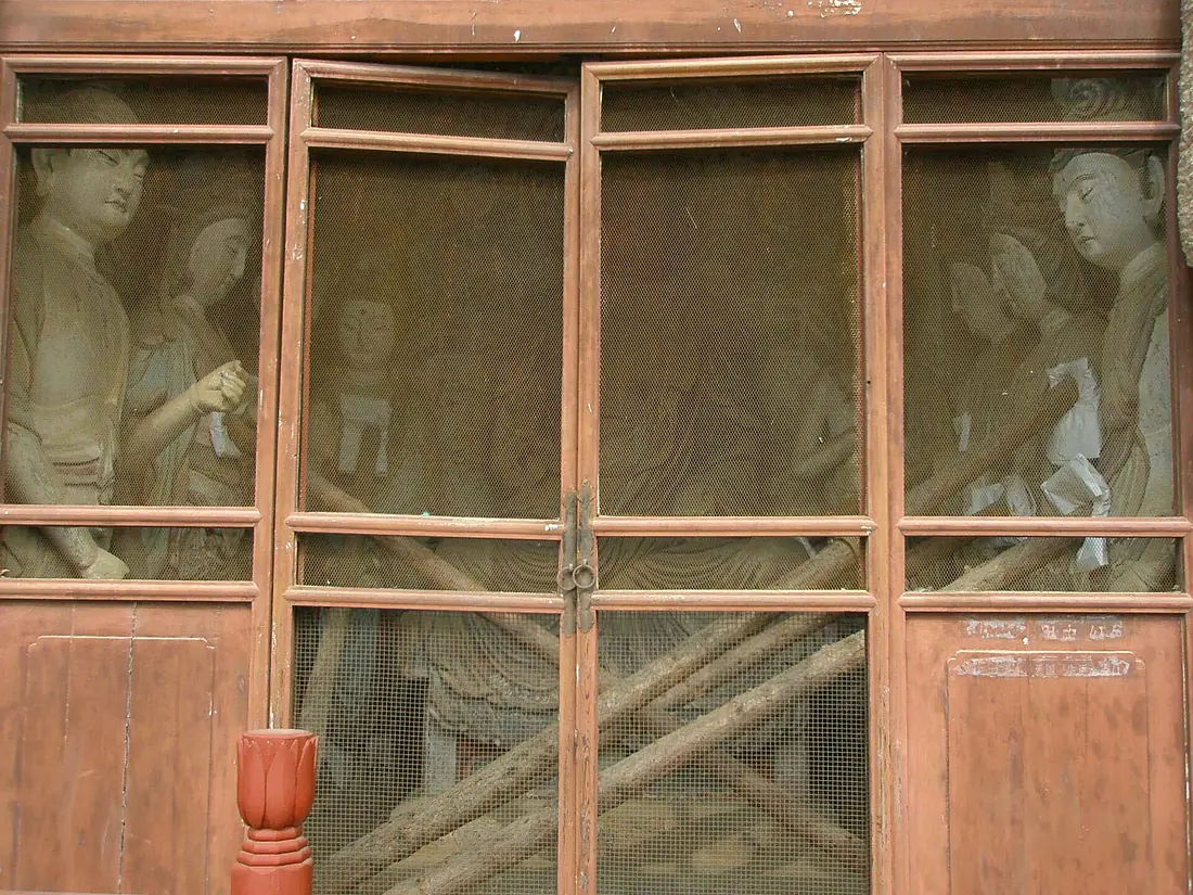 Majishan sculptures on crutches 20090226
