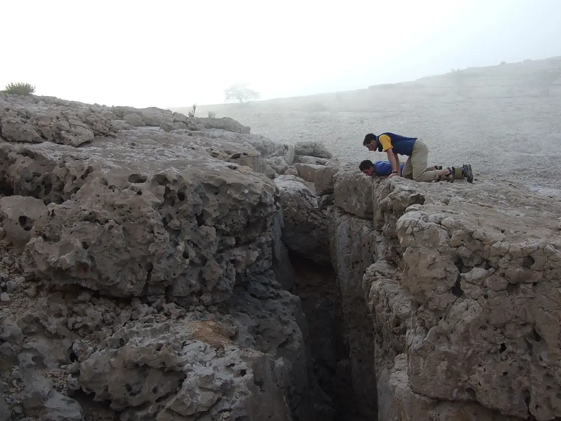 Majlis al Jinn - Climbers peer into the cave