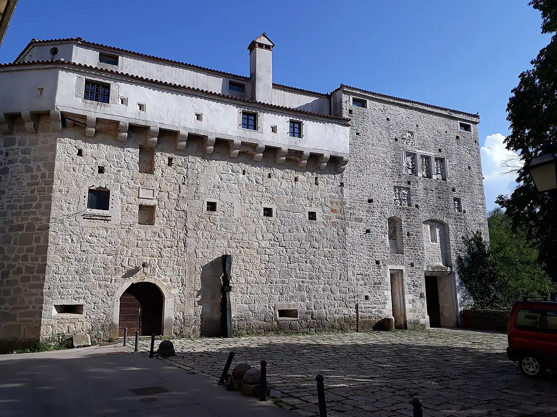 Kaštel u Pazinu snimljen sprijeda