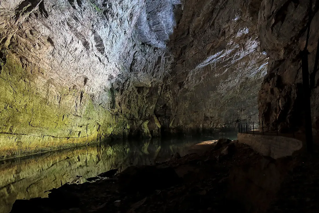 Inside the cave (50208523533)