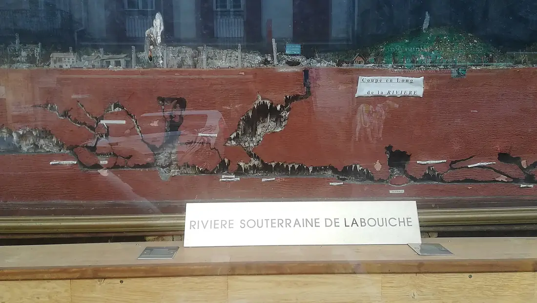 Maquette coupe transversale rivière souterraine de Labouiche