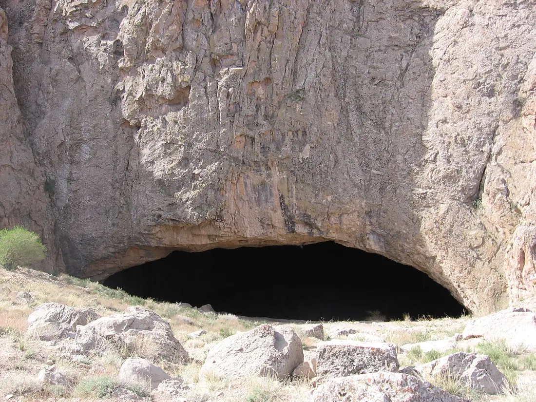 Roodafshan Cave