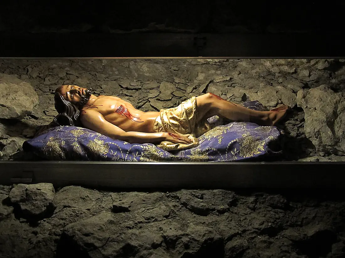 Cristo Yacente en el Santuario de la Virgen de la Cueva (Piloña - Asturias ) (14991508019)