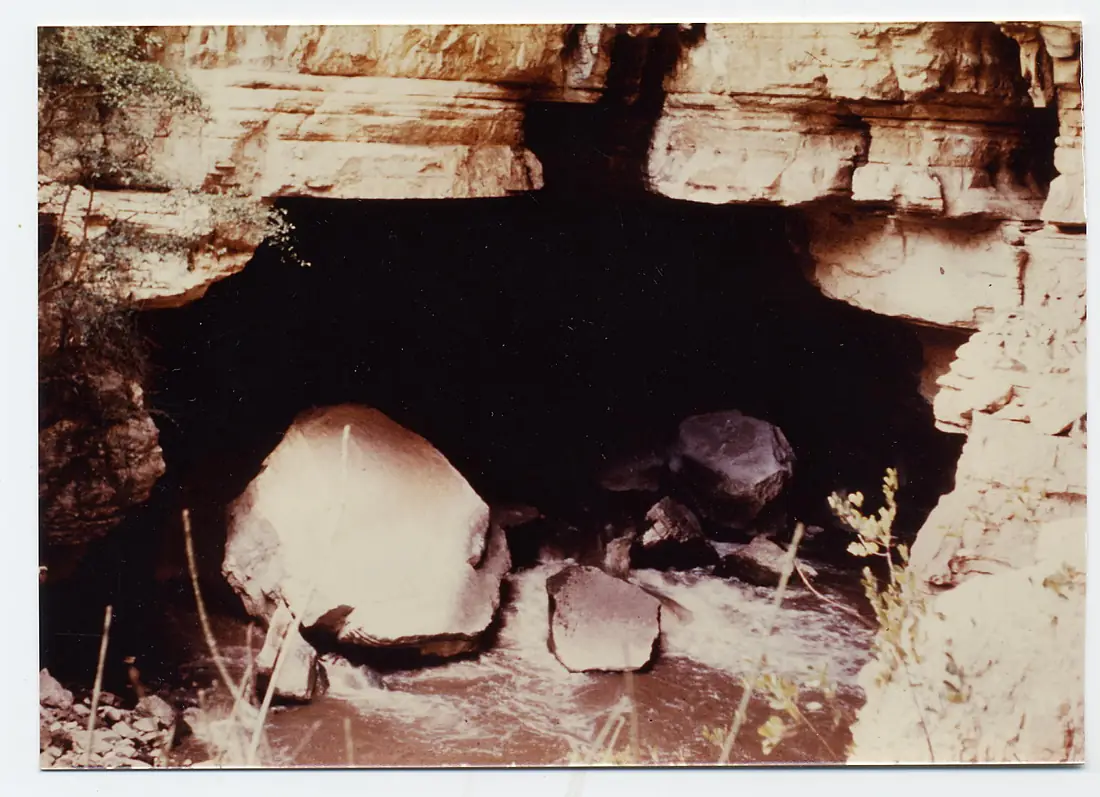 Holuca, Sof Omar Caves