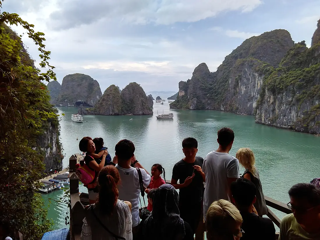 Baía de Halong vista da caverna Sung Sot (Surpresa) no Vietnã (22247167473)