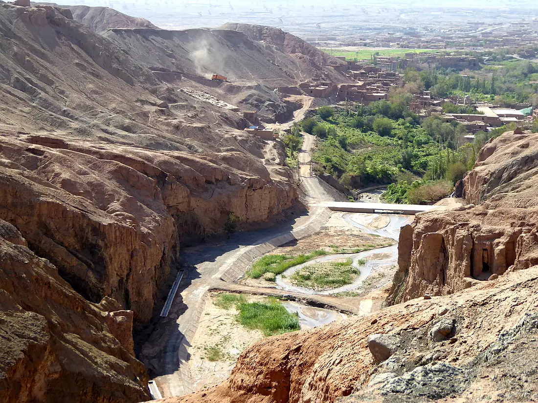Tuyugou Turpan Xinjiang China 新疆 吐魯番 吐峪沟 - panoramio