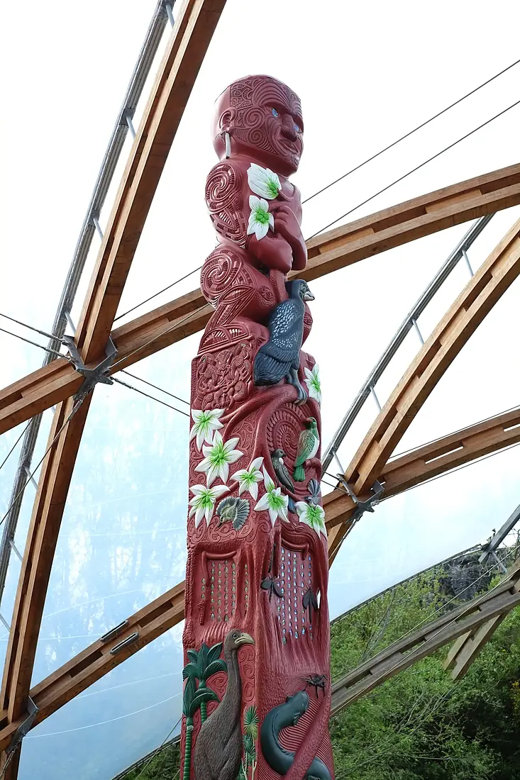 Pou whenua at Waitomo cave entrance