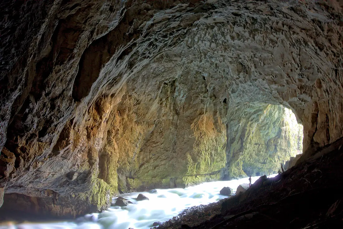 River Rak going underground 01