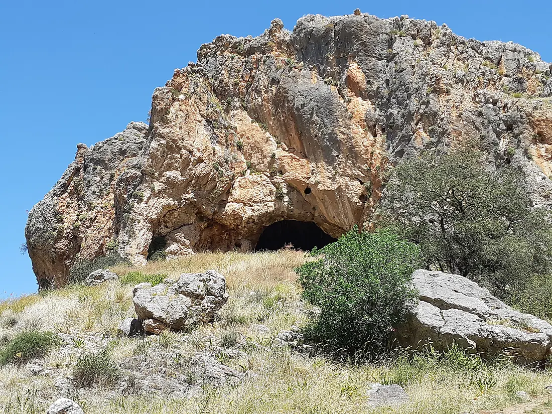 Lower Amud Stream Zuttiyeh Cave1