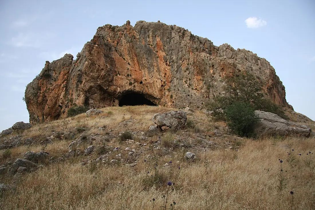 Mugharet-el-Zuttiyeh-Hill